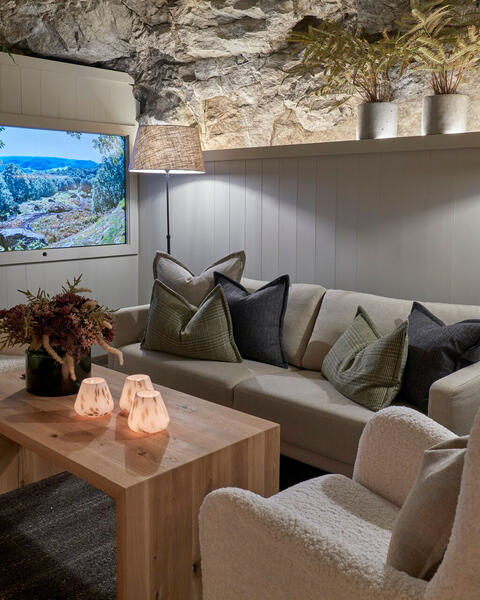 Nydelig sofakrok i lyse og delikate farger som gir en følelse av luftighet og åpenhet. Gode innmatsputer sørger for at putene blir ekstra myke og innbydende, og gir samtidig en fantastisk komfort. Det er disse små detaljene som virkelig gjør en forskjell når man ønsker å skape et behagelig og vakkert miljø. Innmatsputene fra Norsk Dun er produsert på fabrikken vår i Mysen. 